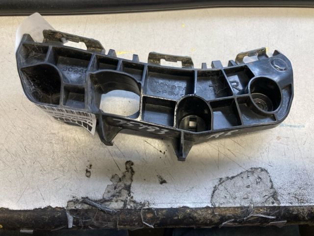 Toyota Crown S210 2012-2018 RF Bumper Retainer