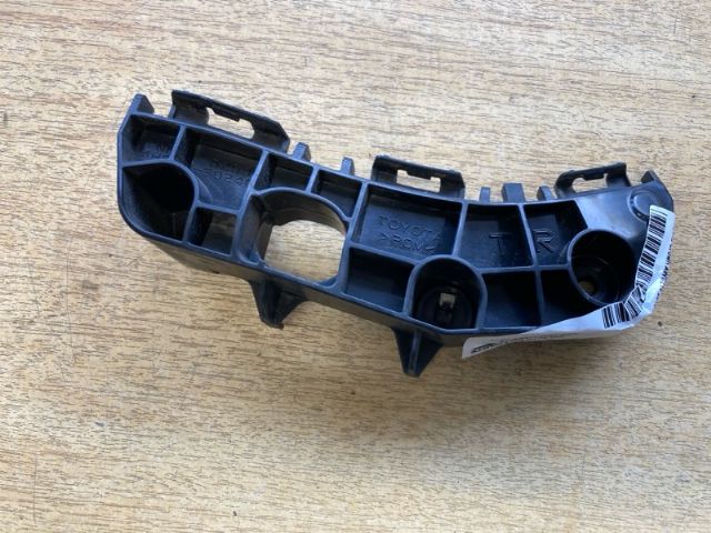 Toyota Crown AWS210 2015-2020 RF Bumper Retainer