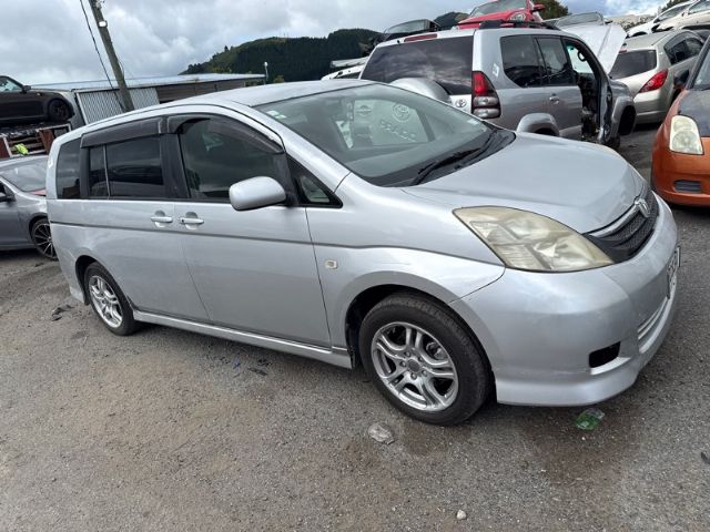 Toyota Isis ANM10 2004-2017